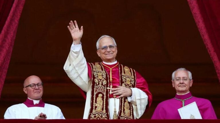 Los niños de la parroquia rezan con sus palabras por el Papa León XIV