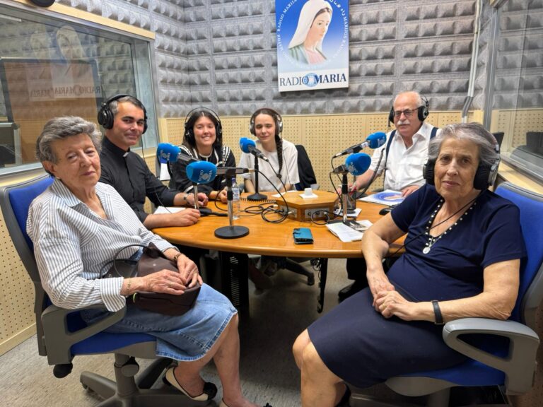 La Hermandad de la Virgen Dolorosa visita los estudios de Radio María